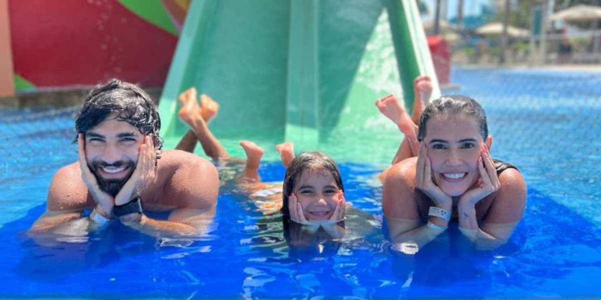 Deborah Secco comemora aniversário com a família em Fortaleza