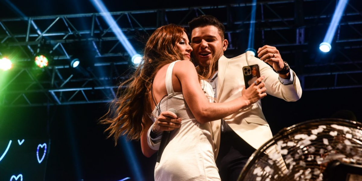 Namorados, Gabi Martins e Tierry cantam juntos em show em São Paulo
