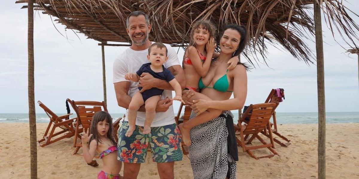 Malvino Salvador curte dia de sol com os filhos em praia no Rio Janeiro