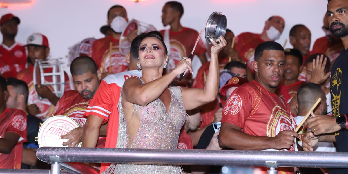 Viviane Araújo aposta em look transparente para ensaio na quadra da Salgueiro