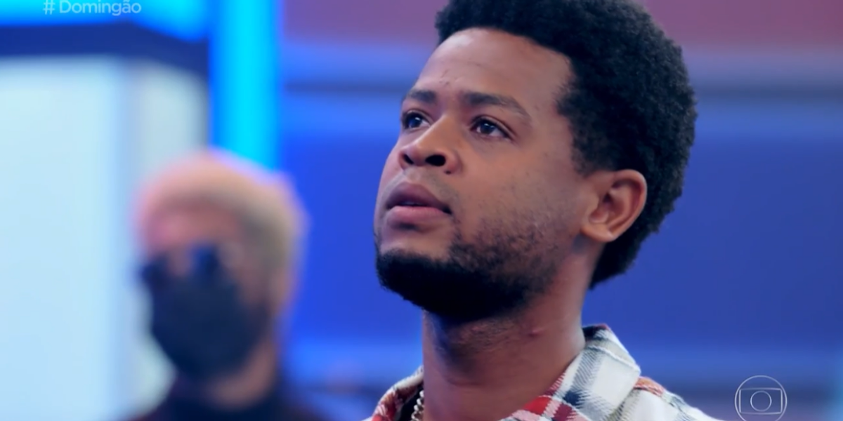 Produção do Domingão surpreende o rapper Angola, que trabalha como faxineiro na Globo