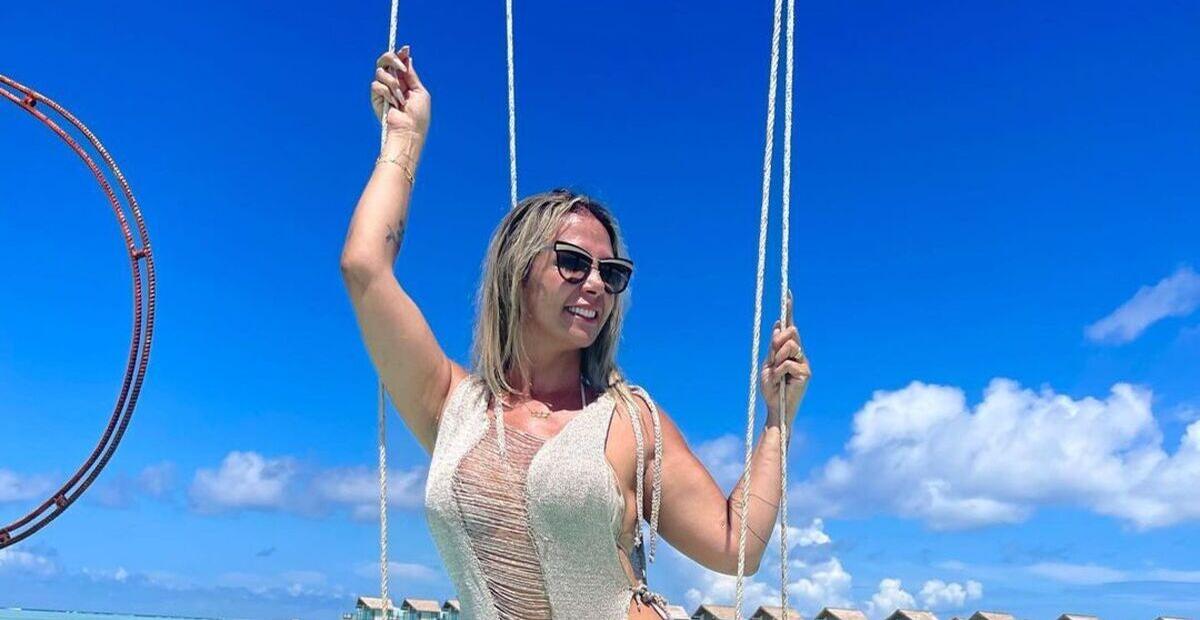 Nas Maldivas, Carla Perez rouba a cena com bumbum exuberante