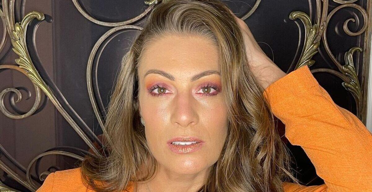 Em águas cristalinas, Elaine Mickely se destaca com corpaço escultural