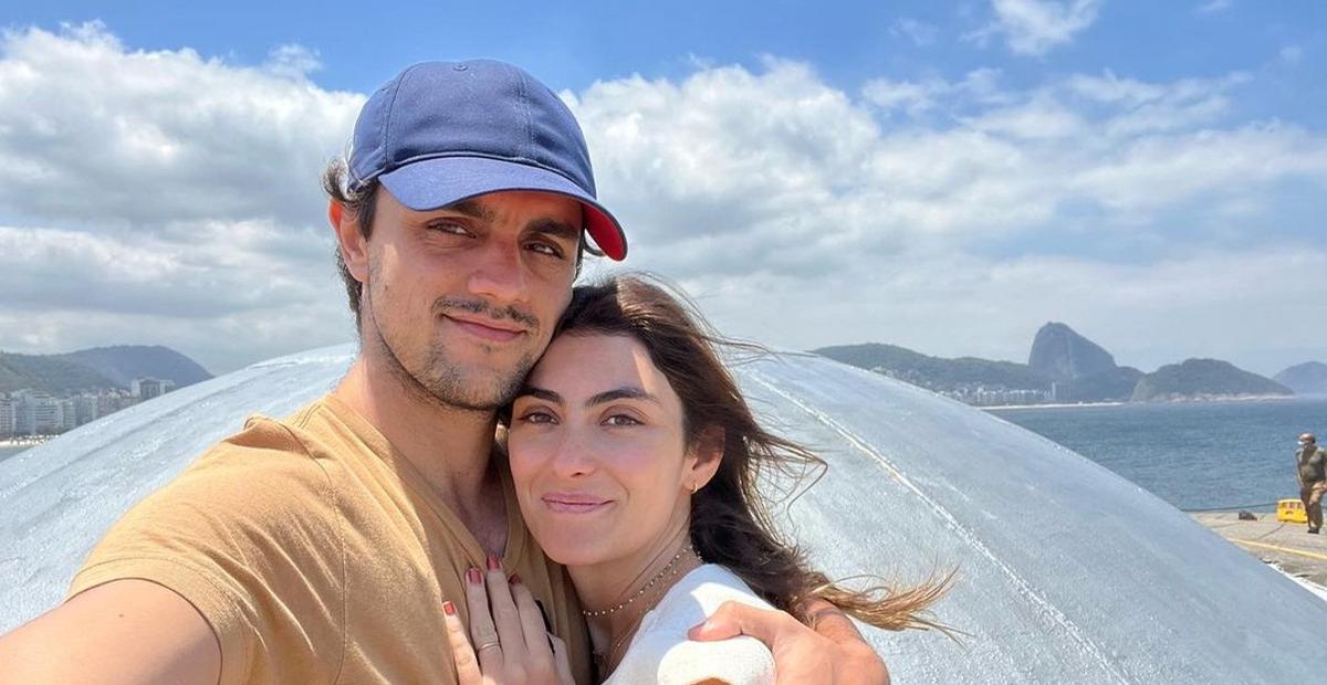 Felipe Simas posa com Mariana Uhlmann e discorre sobre casamento: ”Do que o amor é feito?”