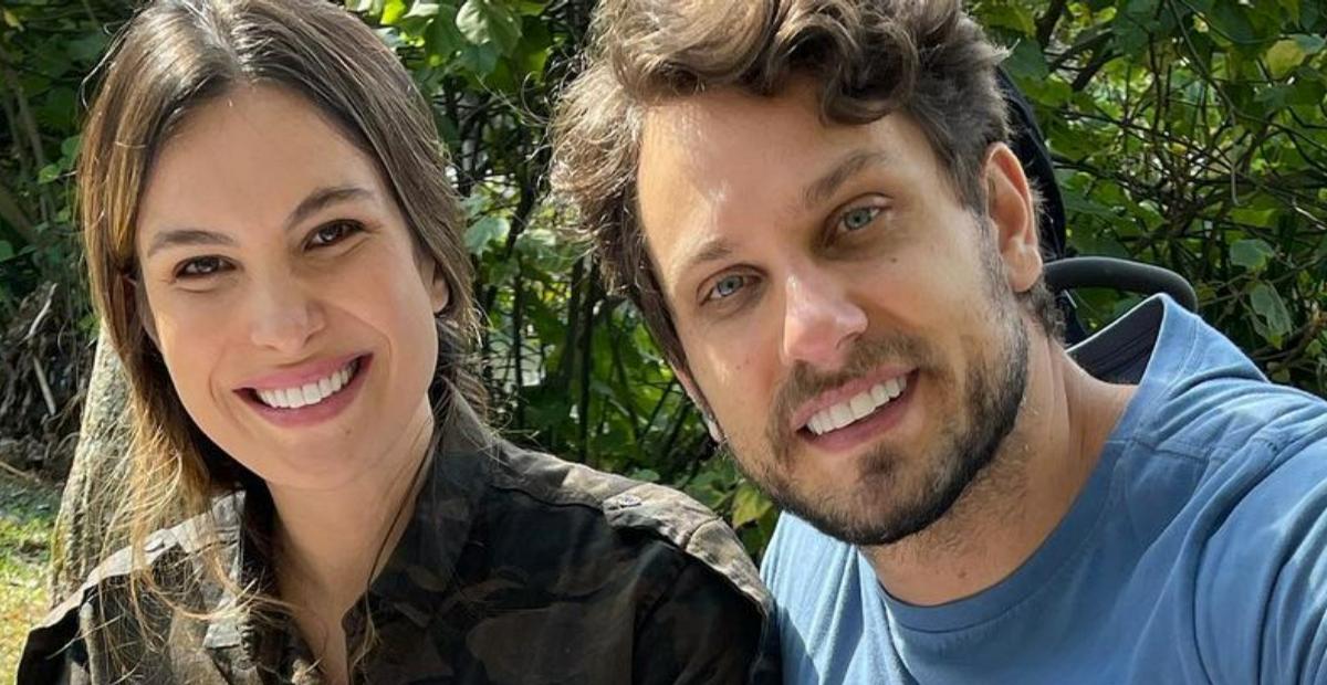 Kamilla Salgado surge em clima de romance com Eliéser Ambrósio em praia paradisíaca