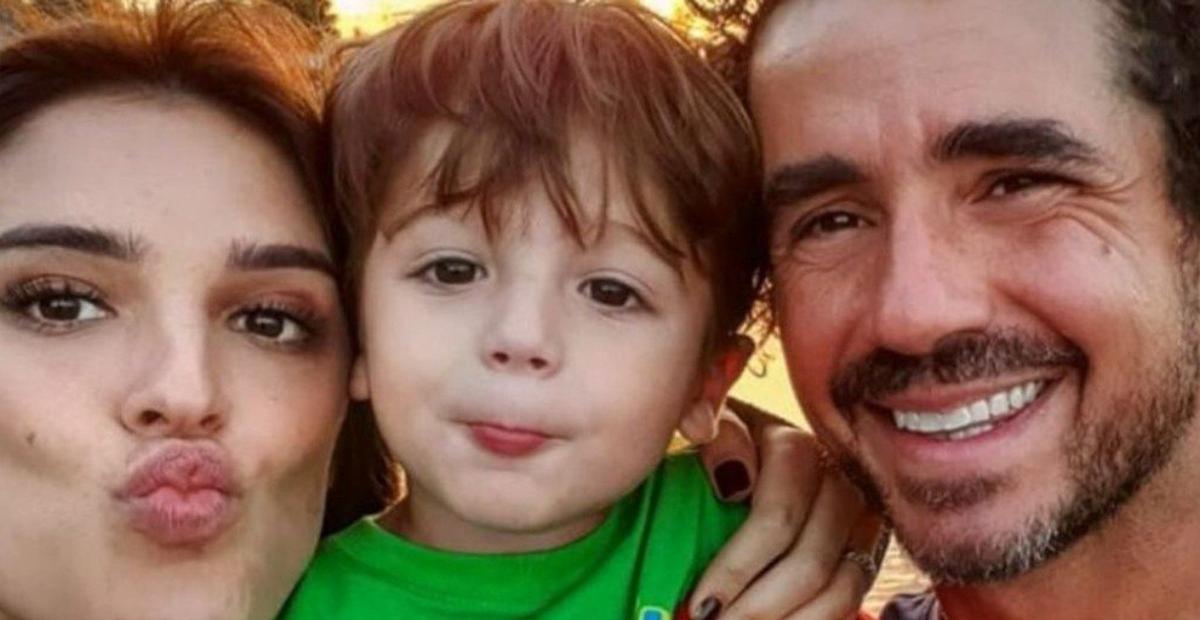 De biquíni, Rafa Brites exibe barrigão em dia de sol com Felipe Andreoli e Rocco: ”Família linda”