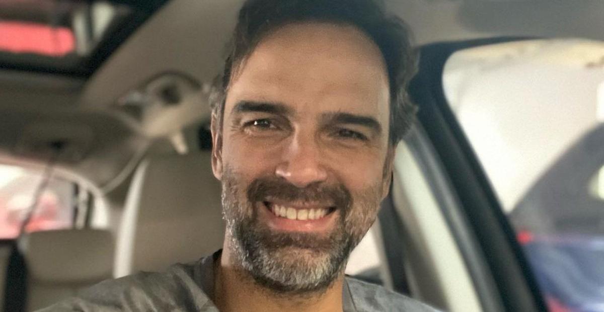 Novo ciclo! Tadeu Schmidt surge em foto no carro prestes a começar seu primeiro dia no BBB
