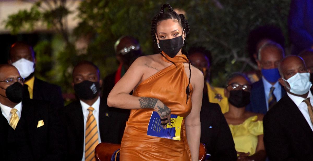 Barbados se torna república com primeira presidente mulher e nomeia Rihanna heroína nacional