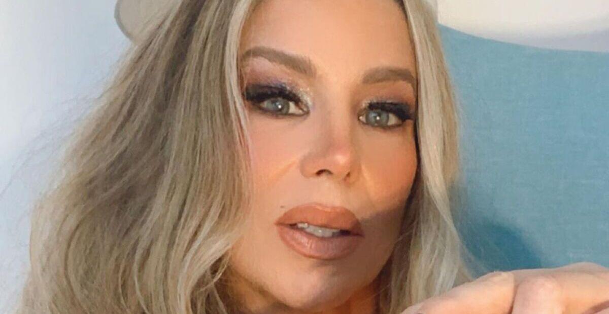 De maiô recortado, Danielle Winits se exibe em vários ângulos e enlouquece: ”Sereia”