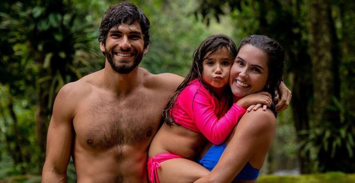 Em foto com a família, Deborah Secco rouba a cena com pernão torneado