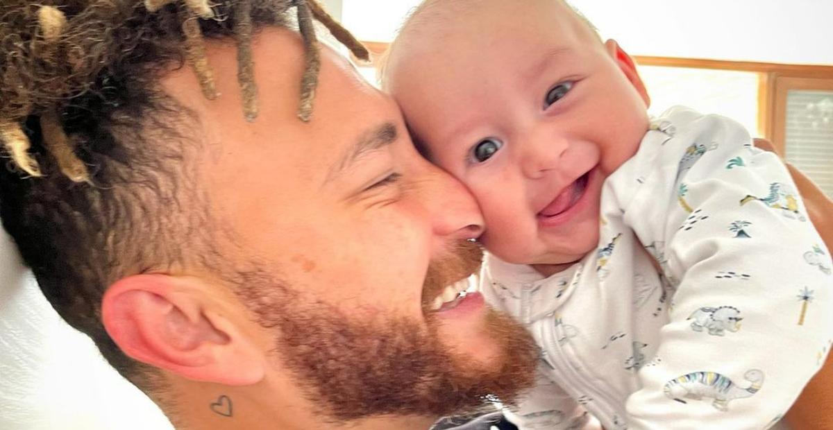 Fred se derrete ao vestir o filho, Cris, com o uniforme do Palmeiras