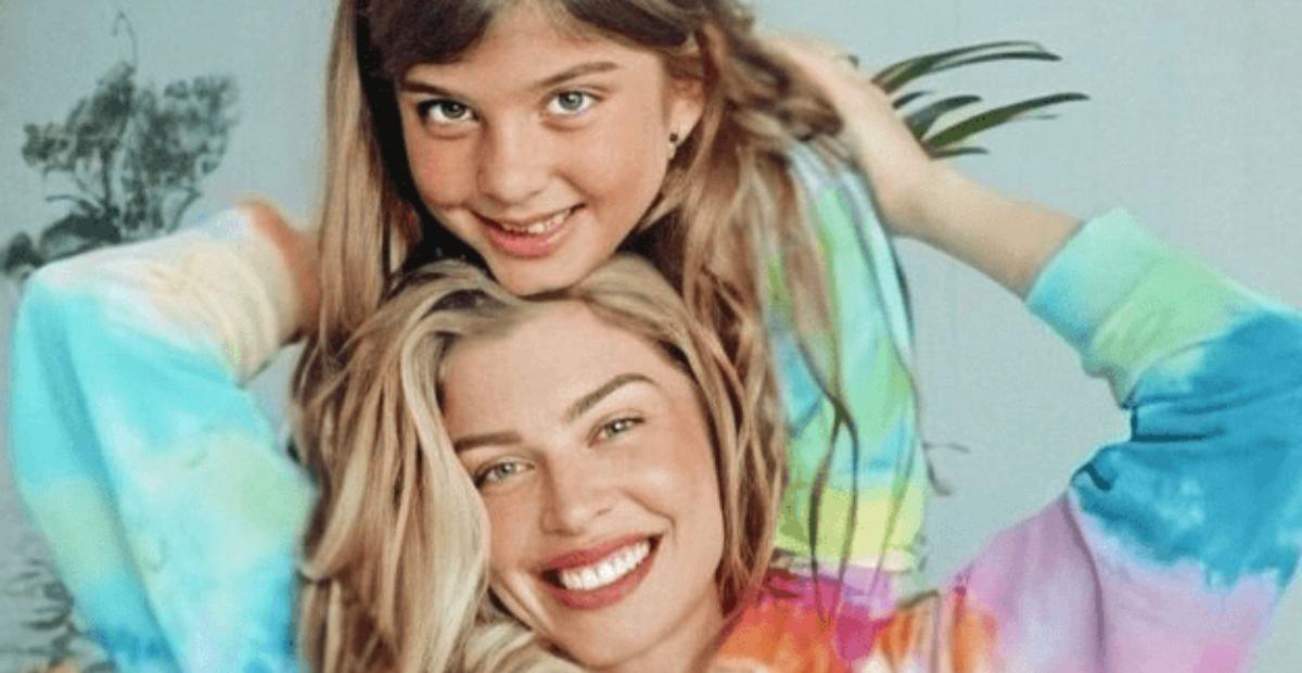 Grazi Massafera combina look com a filha, Sofia, em bastidores de ensaio fotográfico: ”Grudadinha”