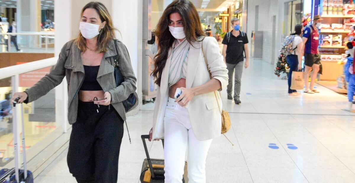 Com a barriga toda à mostra, Juliana Paes rouba a cena em aeroporto com boa forma