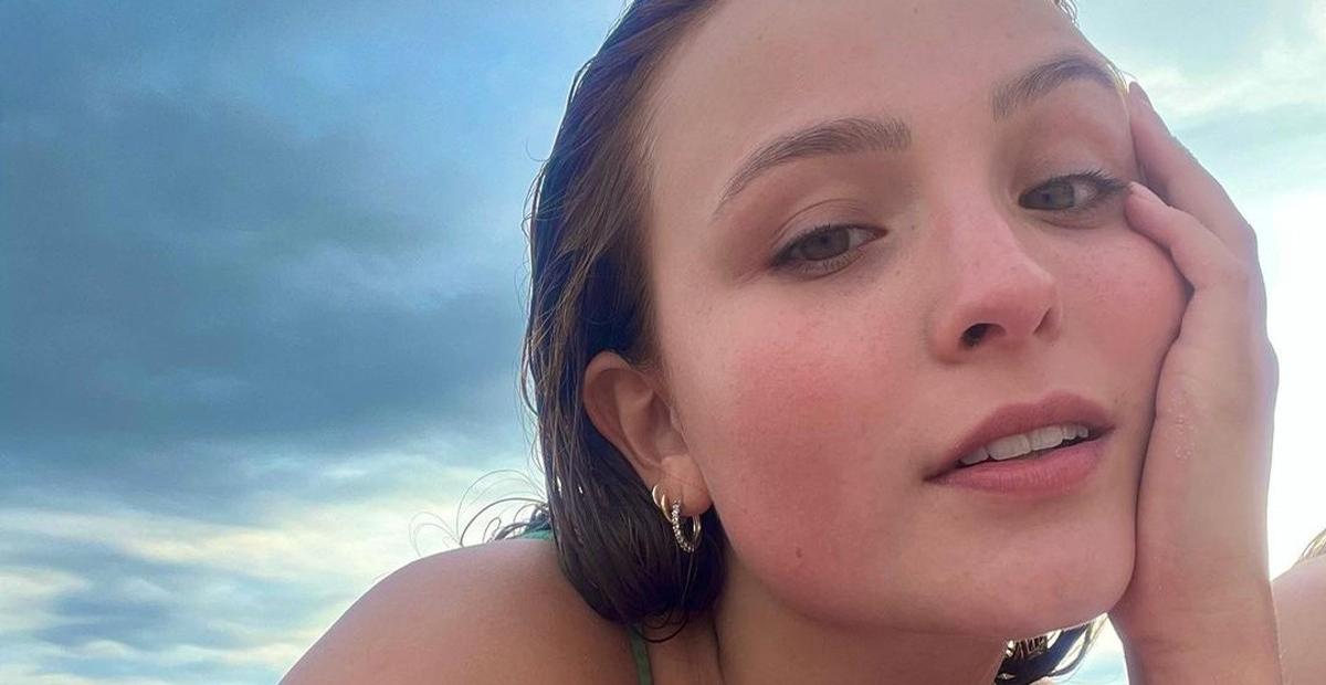 Larissa Manoela surge se divertindo muito em fotos na praia e dispara: ”Minha segunda casa”