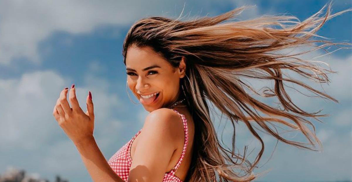 De biquíni, Lexa surge dançando em vídeo na praia e arranca elogios dos fãs: ”Um corpo é um corpo”