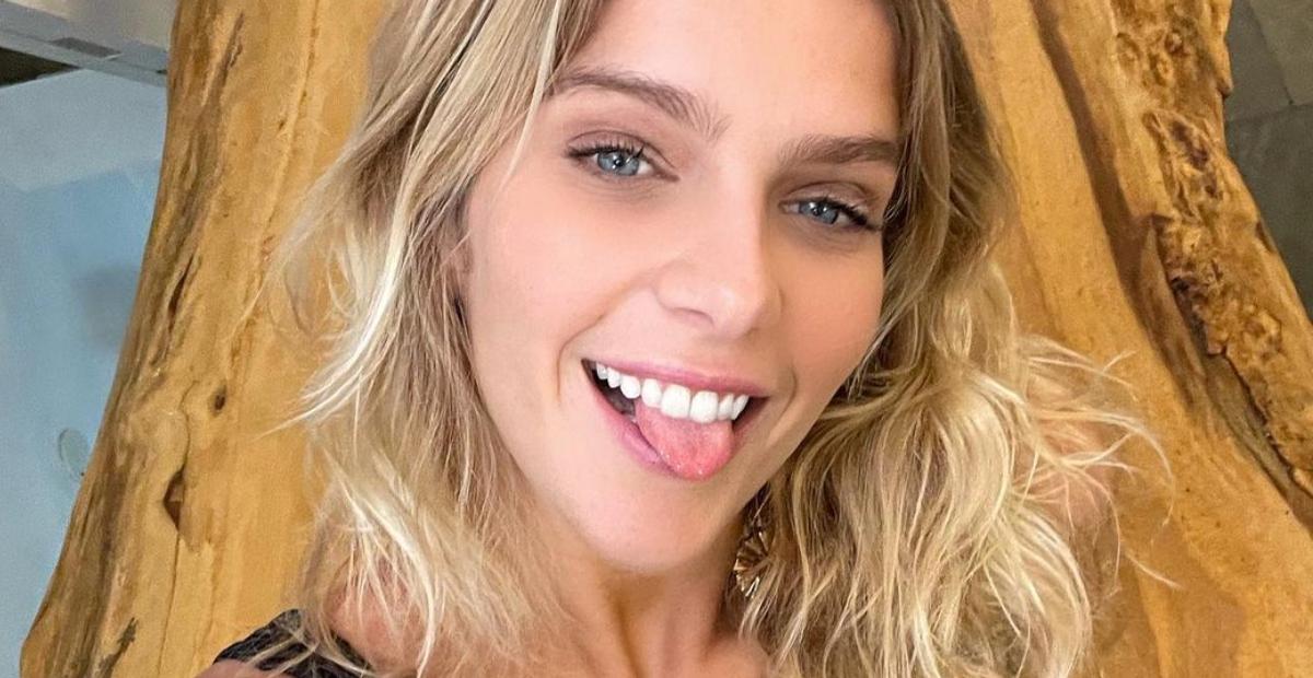 Na praia, Isabella Santoni passeia de barco só de biquíni e fãs disparam: ”Sereia”