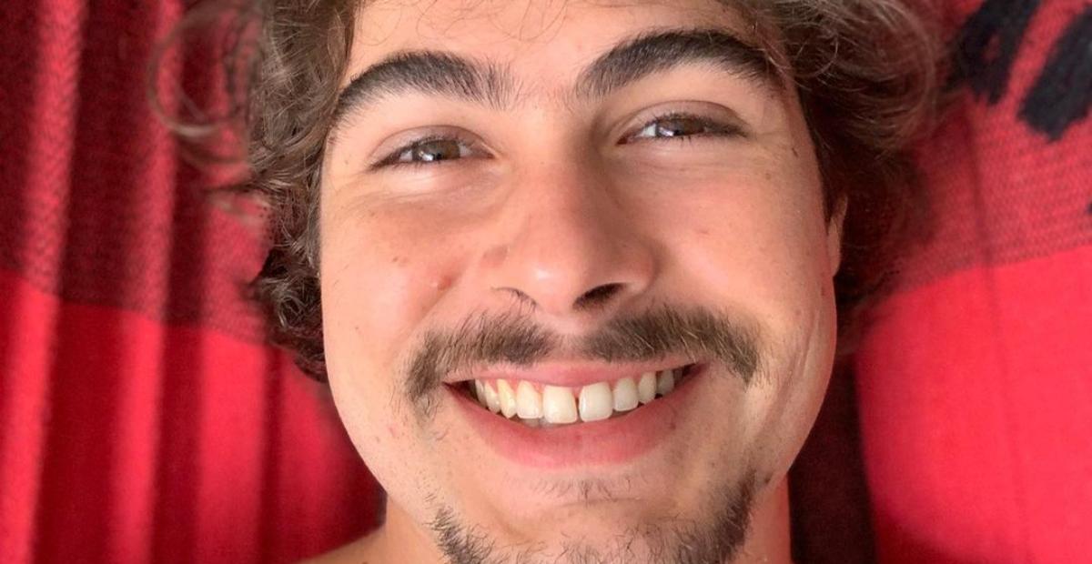 Tomando banho de piscina, Rafa Vitti aparece descamisado e ganha elogios da web
