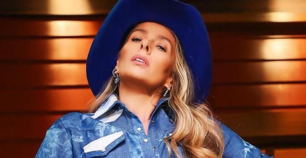 Adriane Galisteu exibe look para apresentar ‘A Fazenda 13’ e é elogiada: ”Maravilhosa demais!”