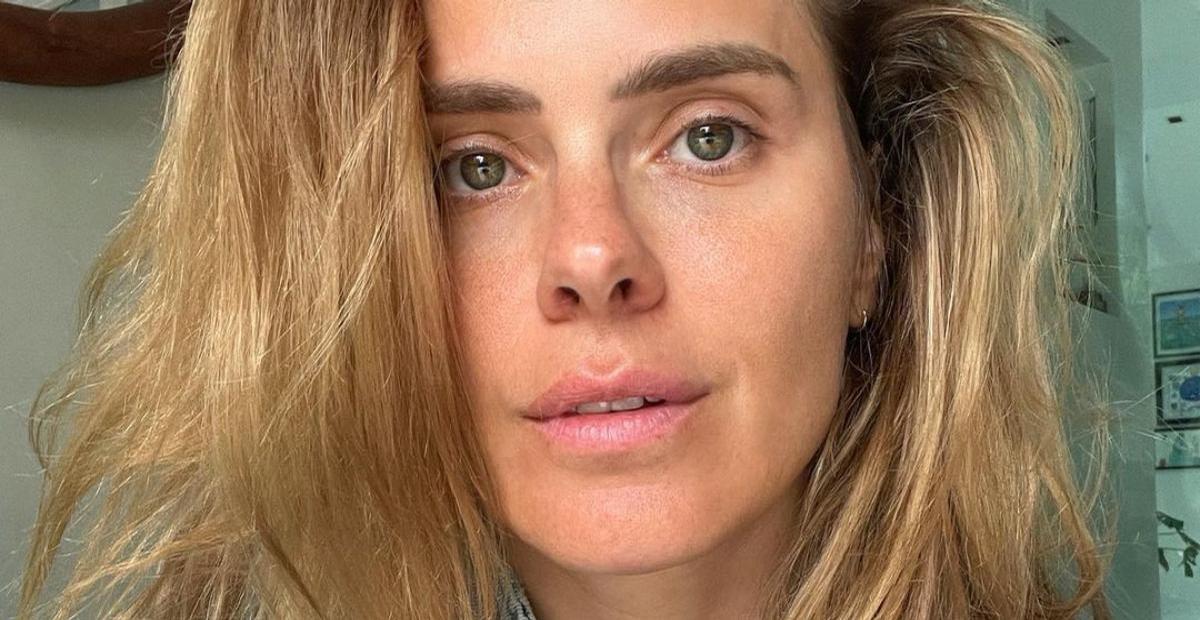 Carolina Dieckamnn brilha ao combinar vestido brilhante com acessórios nada básicos: ”Maravilhosa”