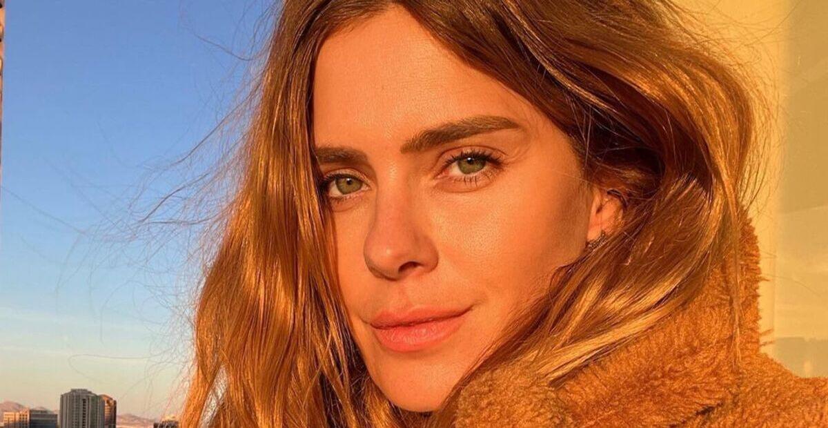 De maiô cavado, Carolina Dieckmann deixa marquinha à mostra e arranca suspiros