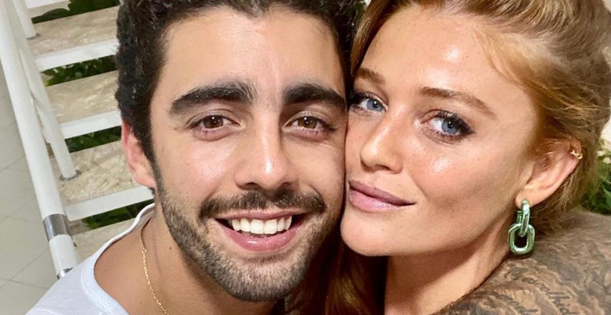 Cintia Dicker surge de biquíni no colo de Pedro Scooby em foto romântica