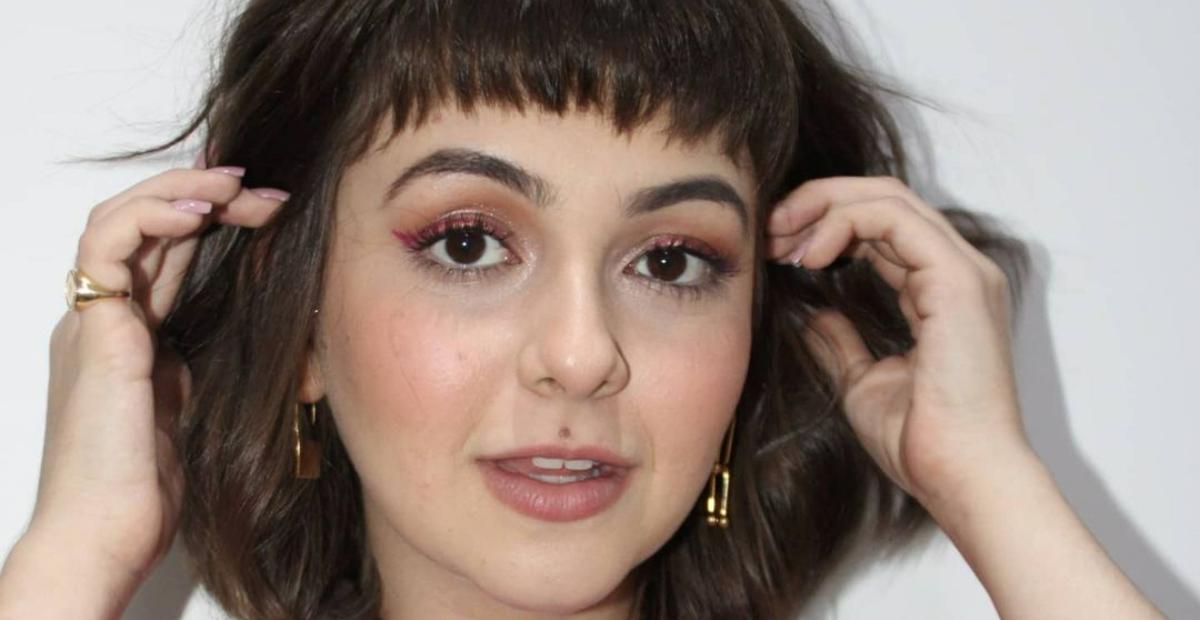 Klara Castanho surge combinando maquiagem com look e fãs elogiam: ”Lindíssima!”