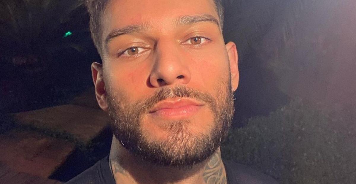 Descamisado, Lucas Lucco arranca suspiros da web com shape sarado na academia: ”Perfeito”