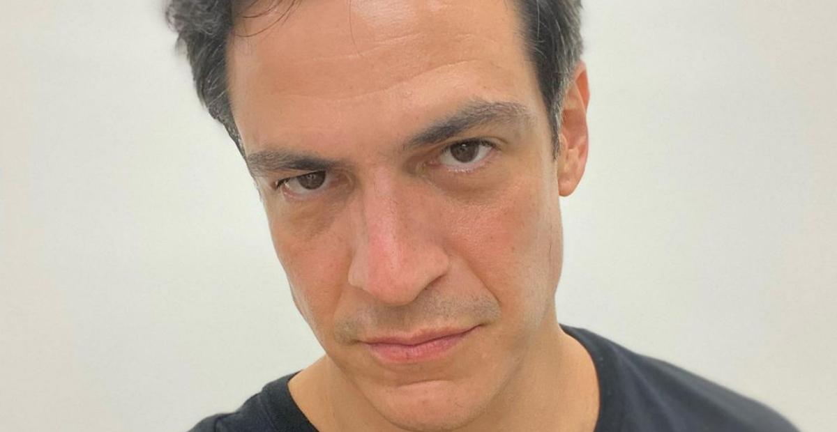 Mateus Solano fala dos testes de covid-19 na gravação de novela: ”Foram 178 cotonetadas”
