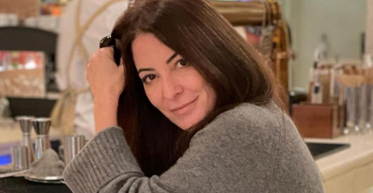 Ana Paula Padrão posa ao lado de sua moto e impressiona muito a web