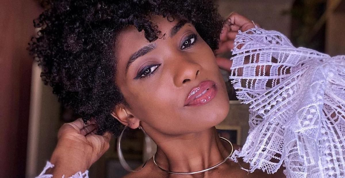 Erika Januza exibe detalhes do conjunto usado na chamada de fim de ano da Globo