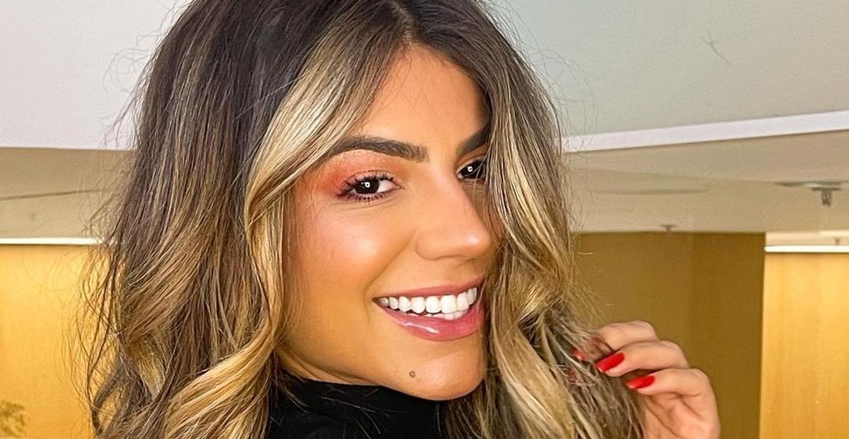De biquíni, Hariany Almeida exibe corpão sarado em clique paradisíaco: ”Eu amo o verão”