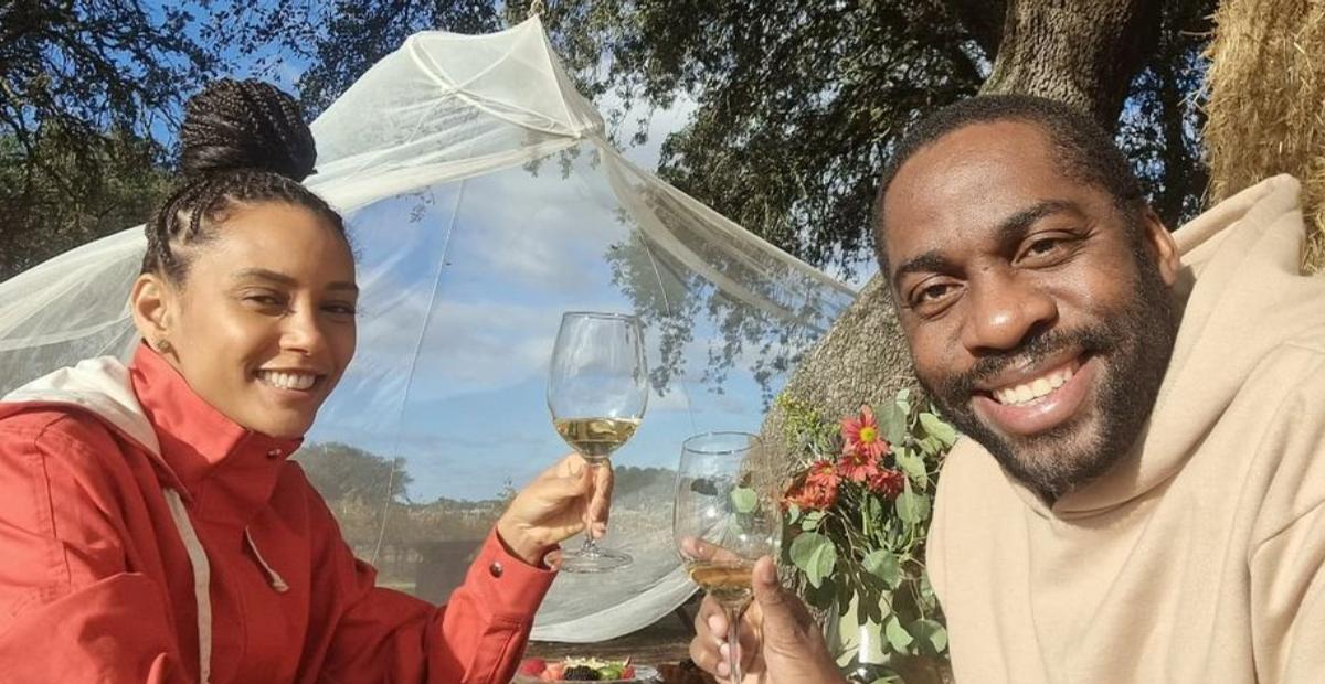 Lázaro Ramos e Taís Araújo trocam beijão ao pôr-do-sol em sequência de fotos de viagem