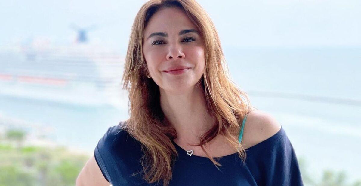 De biquíni estiloso, Luciana Gimenez se exibe em vários ângulos e arranca elogios