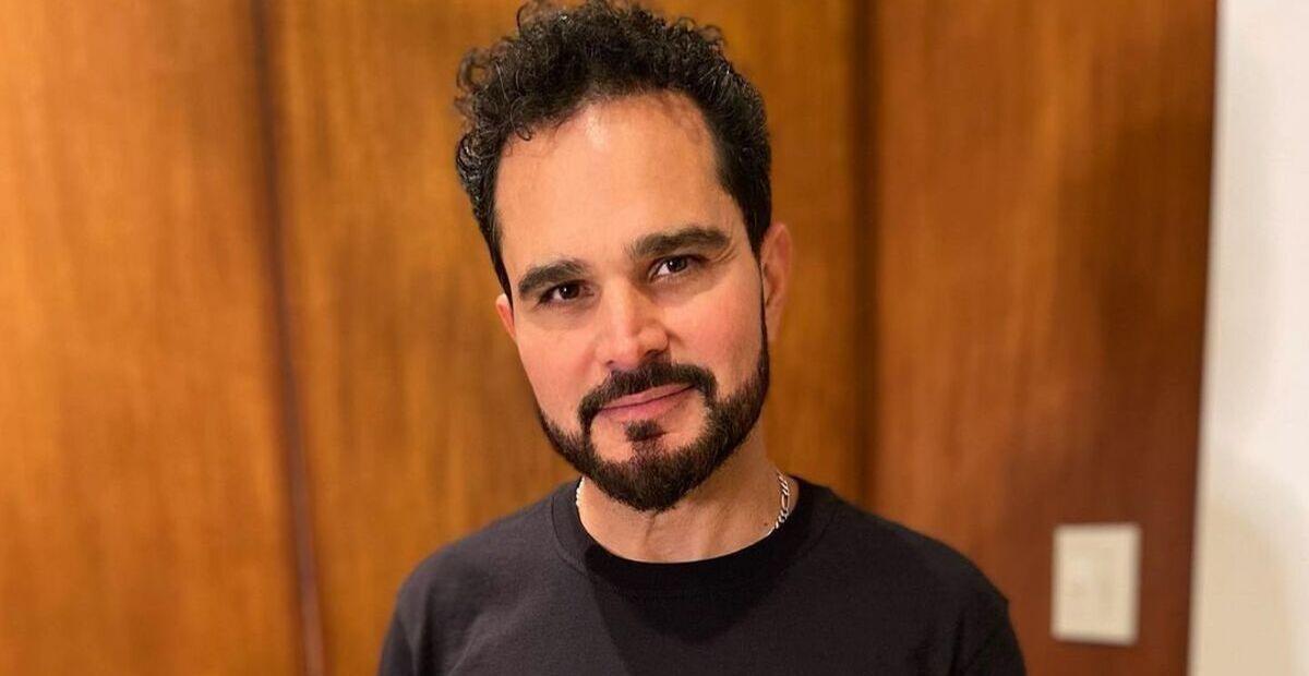 Luciano Camargo mostra momento apaixonado com a esposa: ”Olhando pra ela”
