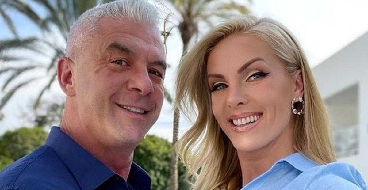 Prestes a completar 24 anos de casado, marido de Ana Hickmann exibe a esposa de lingerie: ‘Sortudo’