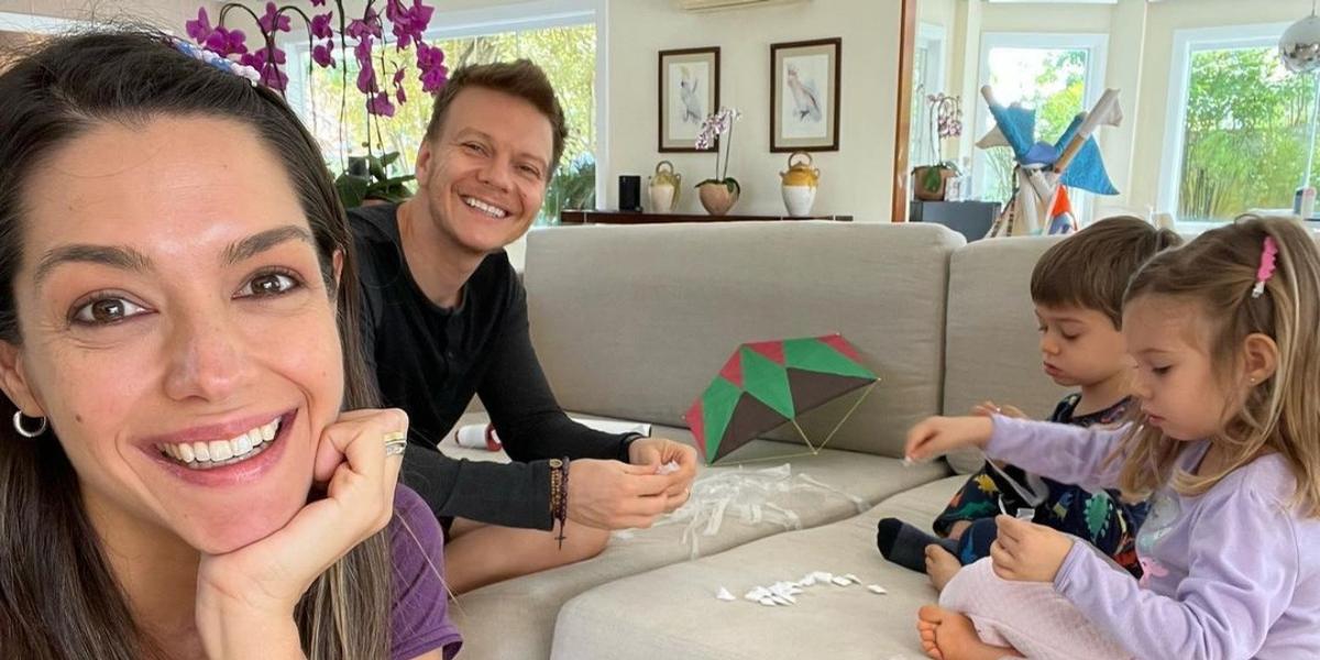 Thaís Fersoza relembra batizado do filho, Teodoro, e fala sobre a maternidade: ”Passou rápido”