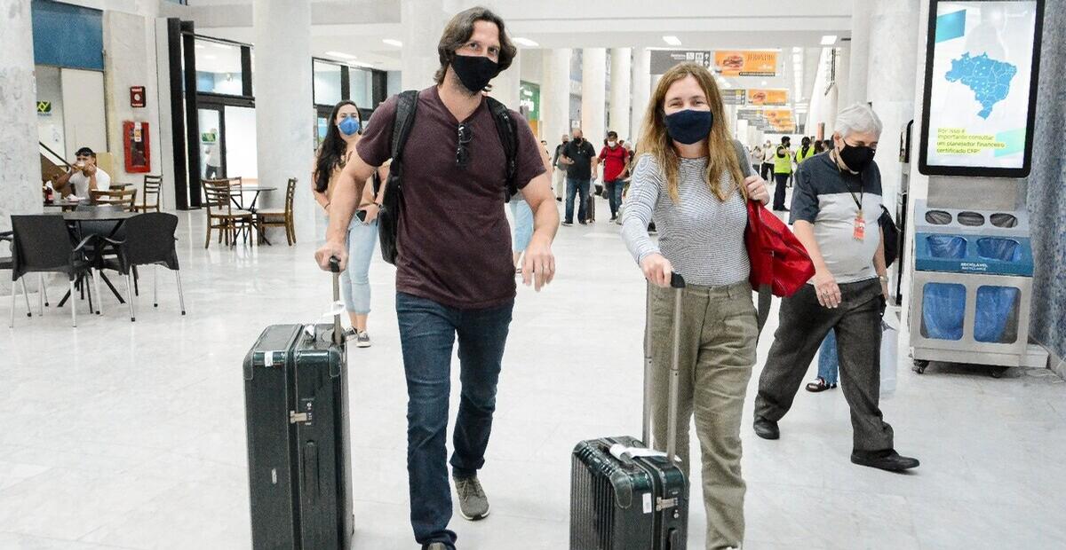 Vladimir Brichta e Adriana Esteves roubam a cena com simpatia em aeroporto