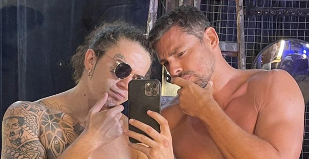 Whindersson Nunes e Cauã Reymond surgem sem camisa e o humorista brinca: ”Sou muito feio”
