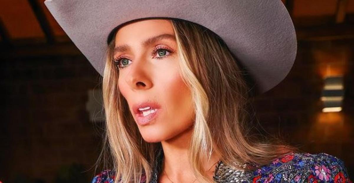 Com vestido curtinho e decotado, Adriane Galisteu exibe look para ‘A Fazenda’: ”Perfeita!”