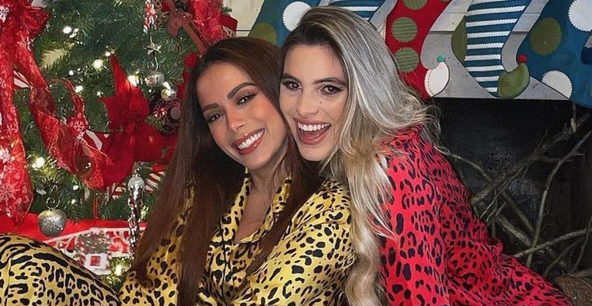 Anitta faz cliques natalinos ao lado de influenciadora internacional