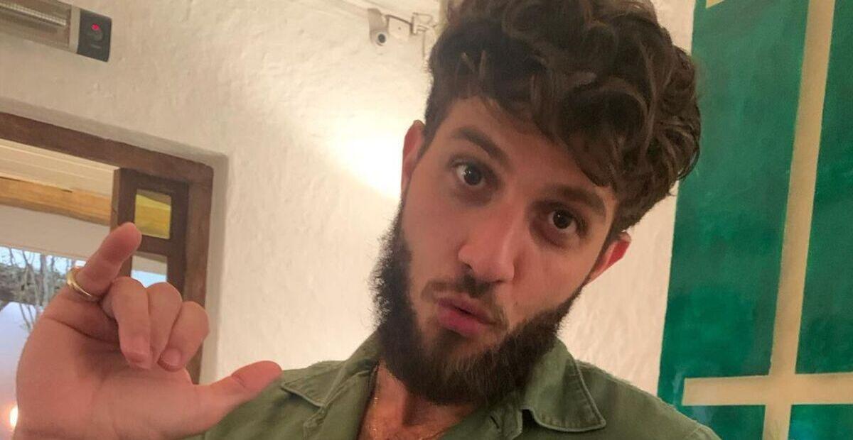Chay Suede mostra o filho recém-nascido ‘acenando’ em seu primeiro passeio