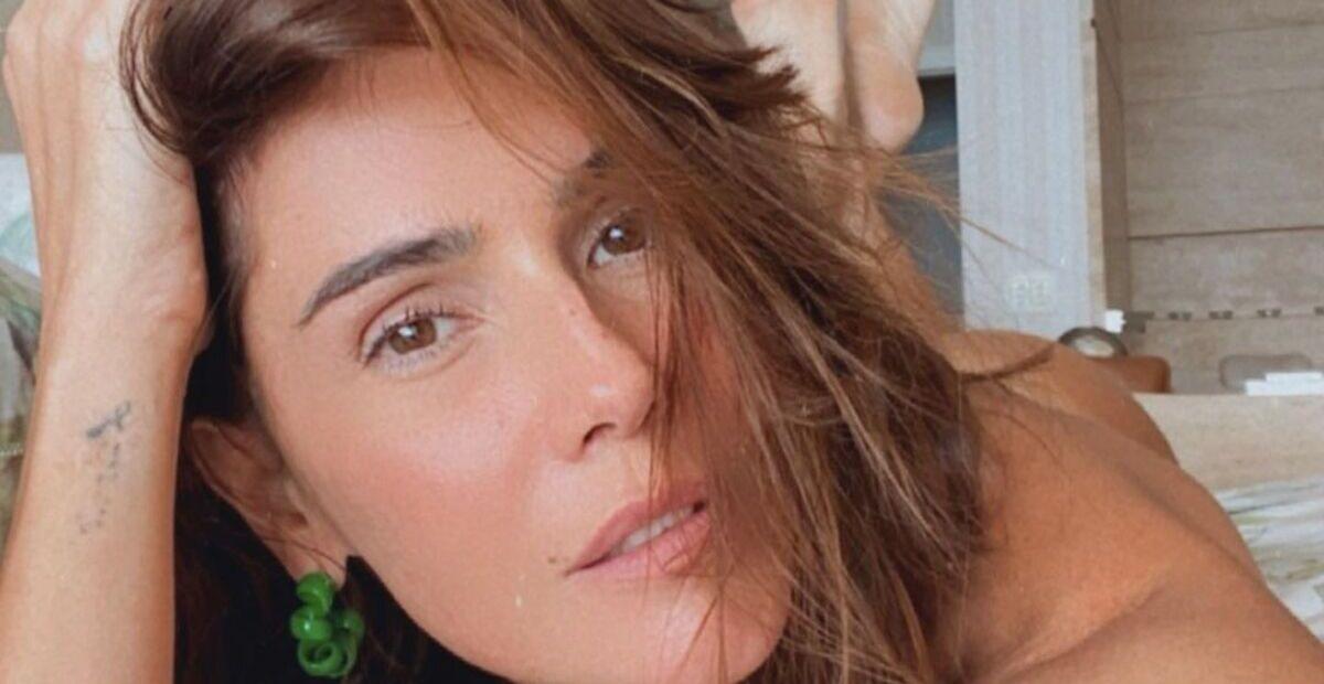 Deborah Secco dobra o pijama e exibe corpaço na cama