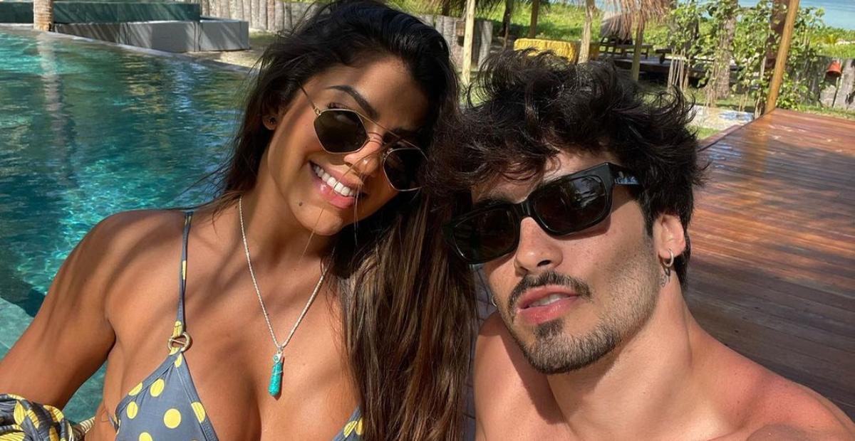 Em Pernambuco, Hariany Almeida aparece em clima quente com o namorado: ”Bom ter você comigo”