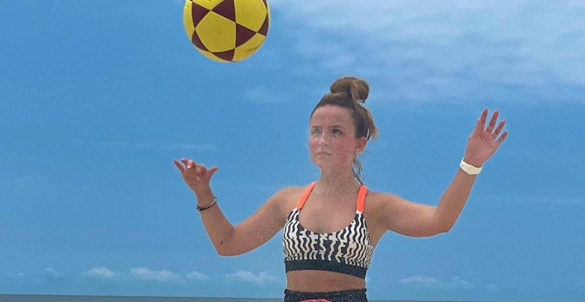 Larissa Manoela joga futevôlei na praia e brinca: ”A mãe é jogadora”