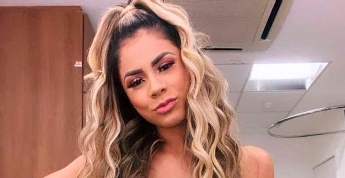 Decotadíssima, Lexa aposta em vestido curtinho e recebe elogios na web