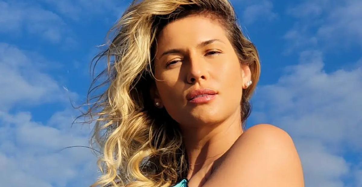 Lívia Andrade exibe pernas torneadas durante passeio de barco na Flórida e ganha elogios da web