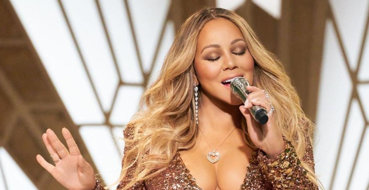 Com decotão, Mariah Carey aposta em look bronze personalizado para especial de Natal