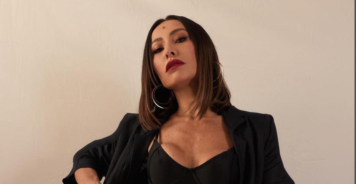 Sabrina Sato surge desfilando sozinha no sambódromo para celebrar o Dia do Samba