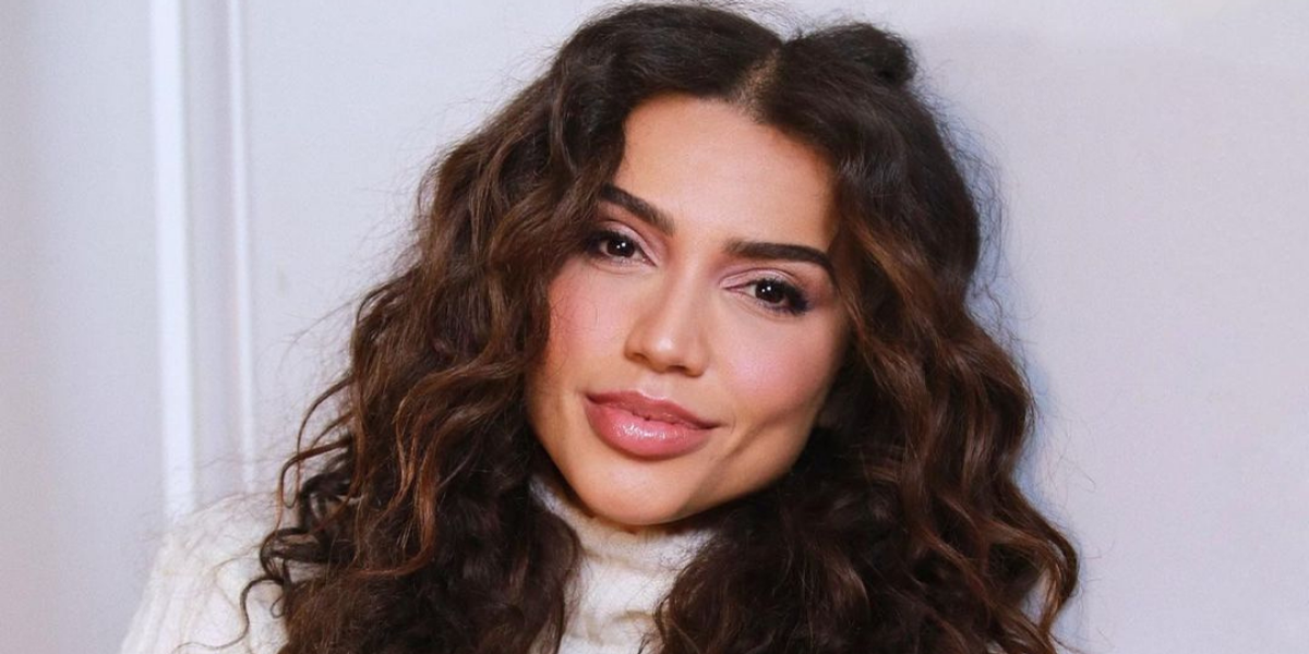 Paula Amorim fala sobre sua transição capilar e mostra o cabelo natural: “Não tenho pressa”