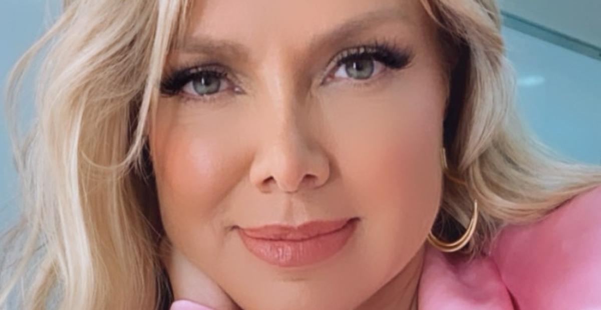 Produzida, Eliana surge deslumbrante de vestido vermelho e brinca: ”Vem sexta, que eu te quero”